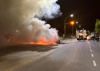 UN AUTO SE PRENDIÓ FUEGO MIENTRAS CIRCULABA