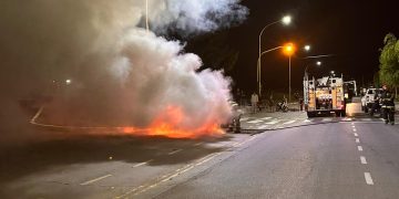 UN AUTO SE PRENDIÓ FUEGO MIENTRAS CIRCULABA