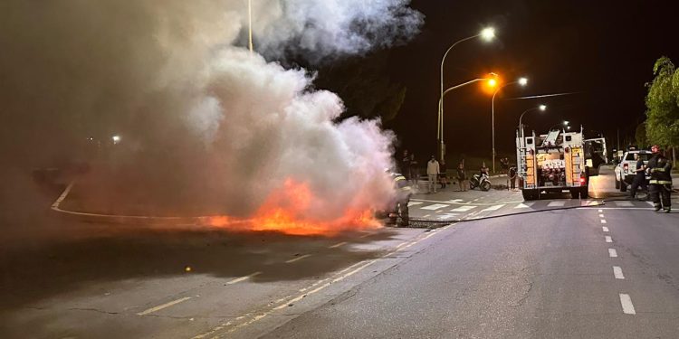 UN AUTO SE PRENDIÓ FUEGO MIENTRAS CIRCULABA