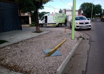 SE LE SALIÓ LA RUEDA DE LA MOTO Y TERMINÓ CONTRA UN CARTEL DE TRÁNSITO
