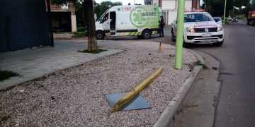 SE LE SALIÓ LA RUEDA DE LA MOTO Y TERMINÓ CONTRA UN CARTEL DE TRÁNSITO