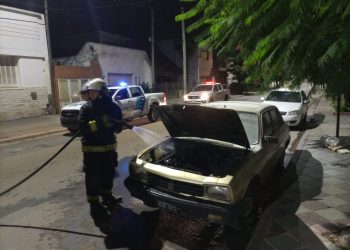INCENDIO DE UN AUTO EN AVELLANEDA AL 700