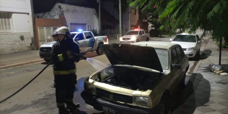 INCENDIO DE UN AUTO EN AVELLANEDA AL 700