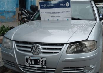 TRES DETENIDOS POR CIRCULAR ARMADOS EN AUTO