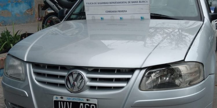 TRES DETENIDOS POR CIRCULAR ARMADOS EN AUTO