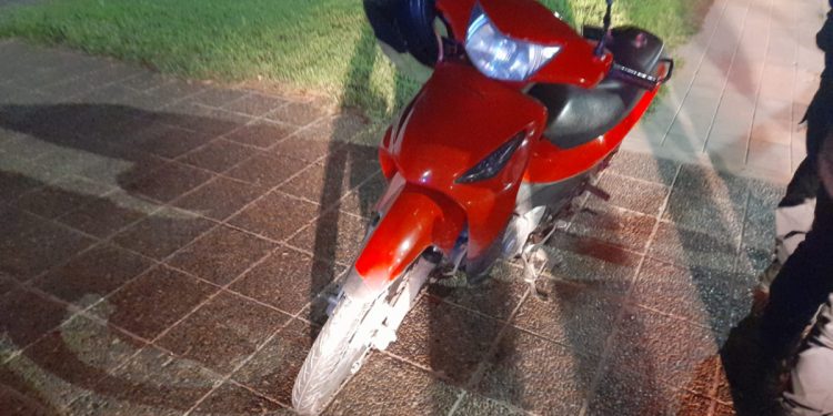UNA MUJER SE CAYÓ DE SU MOTO EN BRANDSEN Y AV. PRINGLES