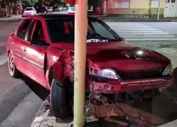 IBA EN AUTO Y TERMINÓ CONTRA UN POSTE DE ALUMBRADO
