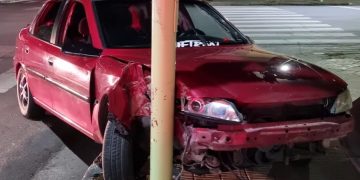 IBA EN AUTO Y TERMINÓ CONTRA UN POSTE DE ALUMBRADO