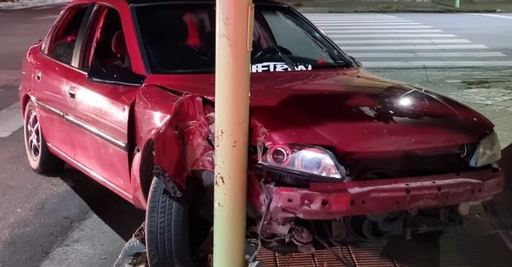 IBA EN AUTO Y TERMINÓ CONTRA UN POSTE DE ALUMBRADO