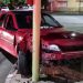 IBA EN AUTO Y TERMINÓ CONTRA UN POSTE DE ALUMBRADO