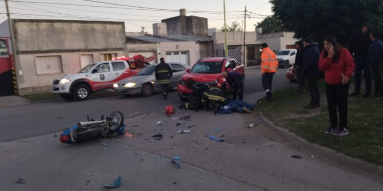 UNA CAMIONETA Y UNA MOTO COLISIONARON EN ECUADOR Y TIERRA DEL FUEGO