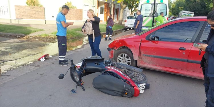 UN AUTO Y UNA MOTO COLISIONARON EN CANADÁ Y ESTOMBA