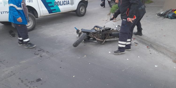 UN MOTOCICLISTA HERIDO AL IMPACTAR CONTRA UN UTILITARIO