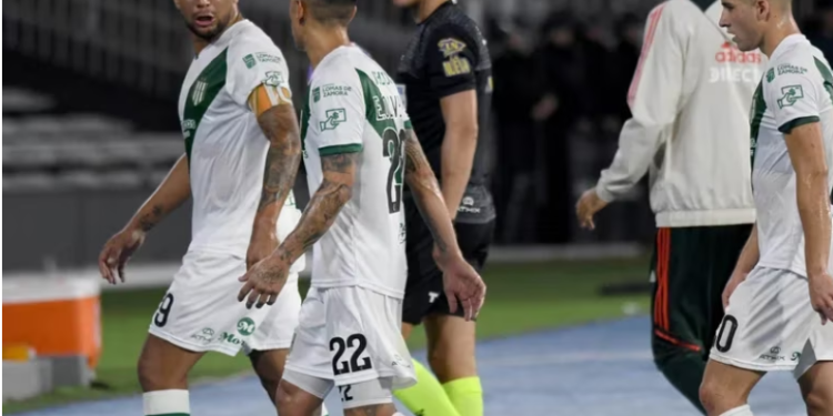 BANFIELD SORPRENDIÓ A BOCA JUNIORS, LE GANÓ 1-0 EN EL SUR Y LOGRÓ SU PRIMERA VICTORIA EN LA LIGA PROFESIONAL