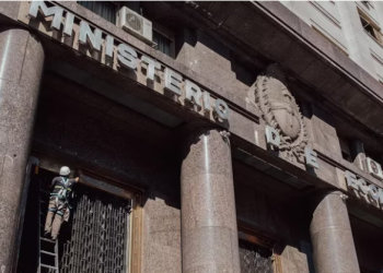 EL GOBIERNO ORDENÓ QUE EL SECTOR PÚBLICO CANJEE SUS BONOS EN DÓLARES POR TÍTULOS EN PESOS