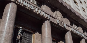 EL GOBIERNO ORDENÓ QUE EL SECTOR PÚBLICO CANJEE SUS BONOS EN DÓLARES POR TÍTULOS EN PESOS