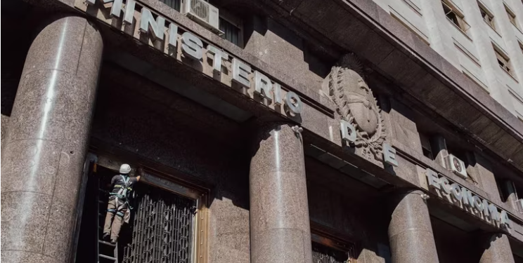 EL GOBIERNO ORDENÓ QUE EL SECTOR PÚBLICO CANJEE SUS BONOS EN DÓLARES POR TÍTULOS EN PESOS