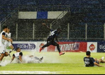 INSÓLITO PARTIDO EN BOLIVIA: TUVO 42 MINUTOS DE TIEMPO ADICIONAL Y SUSPENDIERON A LOS ÁRBITROS