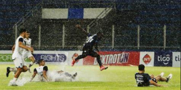 INSÓLITO PARTIDO EN BOLIVIA: TUVO 42 MINUTOS DE TIEMPO ADICIONAL Y SUSPENDIERON A LOS ÁRBITROS