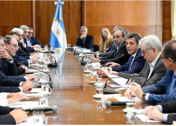 EL GOBIERNO EVALÚA OFRECERLE A PRIVADOS QUE SE SUMEN DE FORMA VOLUNTARIA AL CANJE DE BONOS EN DÓLARES