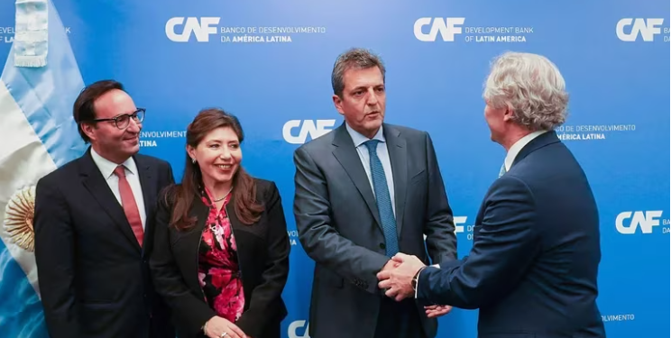 EN URUGUAY, SERGIO MASSA CONFIRMÓ UN CRÉDITO DE 690 MILLONES DE DÓLARES CON LA CAF