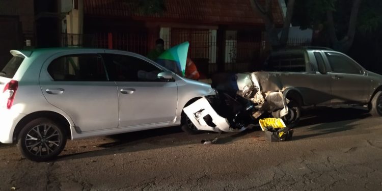 TOTALMENTE BORRACHA CHOCÓ DE ATRÁS A UN AUTO ESTACIONADO