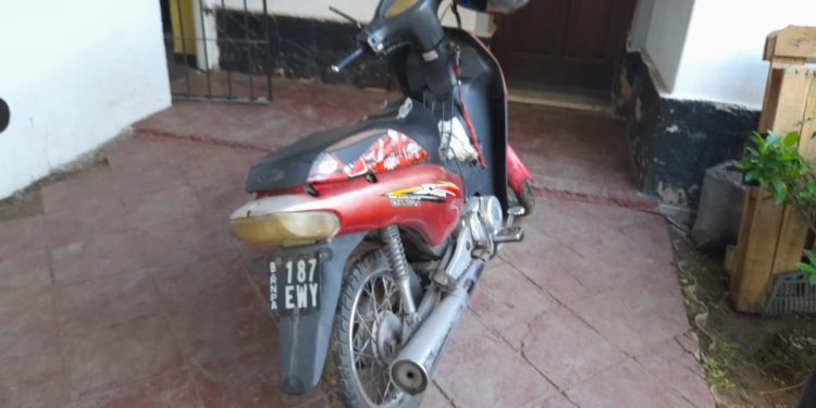 PERDIÓ EL CONTROL DE SU MOTO Y CAYÓ AL ASFALTO