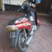 PERDIÓ EL CONTROL DE SU MOTO Y CAYÓ AL ASFALTO