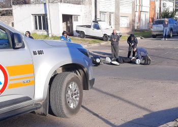 UNA MOTOCICLISTA HERIDA AL IMPACTAR CONTRA UN AUTO