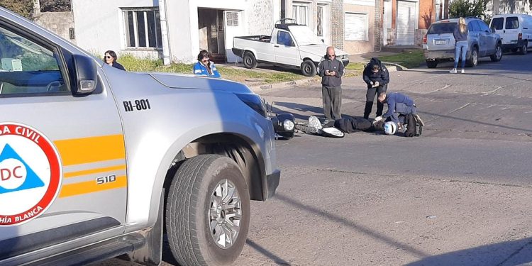 UNA MOTOCICLISTA HERIDA AL IMPACTAR CONTRA UN AUTO
