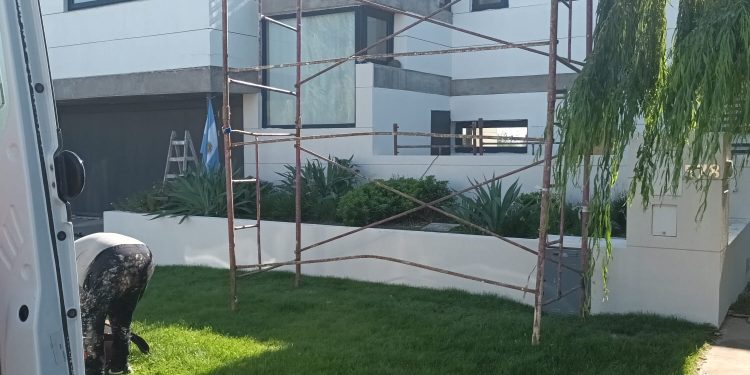 UN OBRERO CAYÓ DE UN ANDAMIO A CINCO METROS DE ALTURA