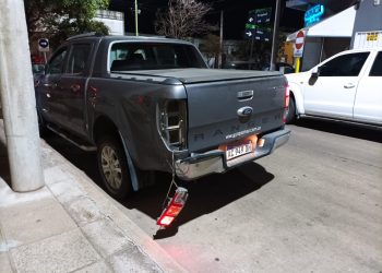 UNA MOTO IMPACTÓ A UNA CAMIONETA CUANDO INGRESABA A SU GARAJE