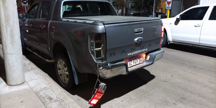 UNA MOTO IMPACTÓ A UNA CAMIONETA CUANDO INGRESABA A SU GARAJE