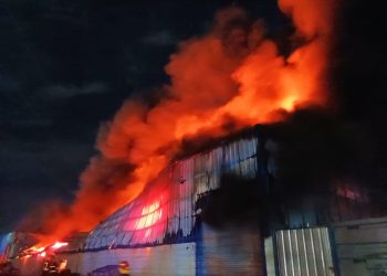 VORAZ INCENDIO EN UN GALPÓN DE DON BOSCO AL 4000