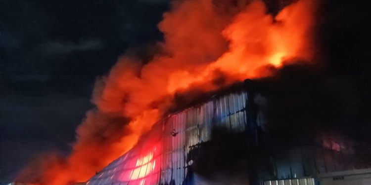 VORAZ INCENDIO EN UN GALPÓN DE DON BOSCO AL 4000