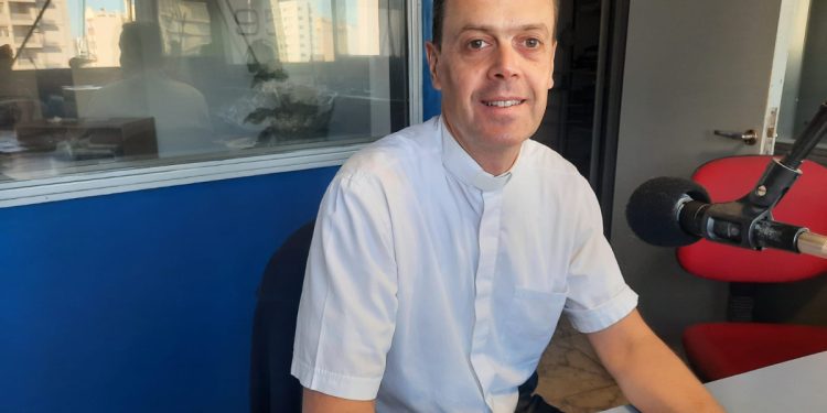 PADRE JUAN FRANCISCO: «LA GENTE BUSCA EN LA IGLESIA UNA RESPUESTA QUE LES PERMITA NO CAER»