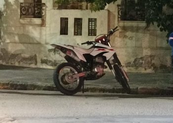 PERDIÓ EL CONTROL DE SU MOTO Y CAYÓ AL ASFALTO