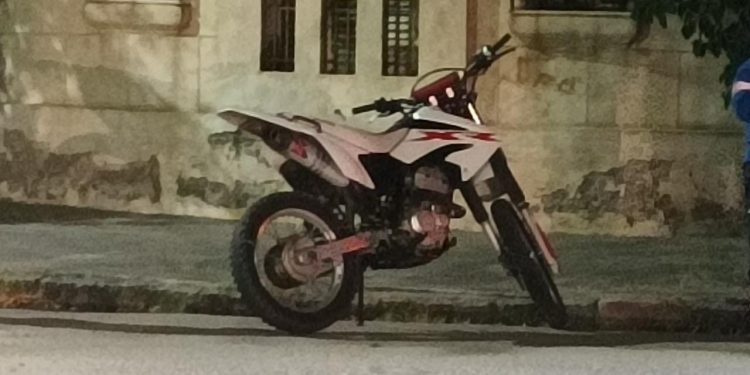 PERDIÓ EL CONTROL DE SU MOTO Y CAYÓ AL ASFALTO