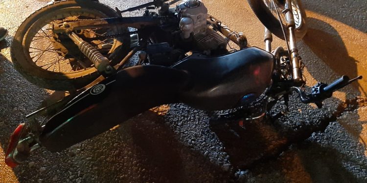 UN COLECTIVO ROZÓ A UNA MOTO PROVOCÁNDOLE LA CAÍDA