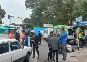 UN HOMBRE ESTÁ GRAVE LUEGO DE UN IMPACTANTE CHOQUE ENTRE UN AUTO Y UN COLECTIVO