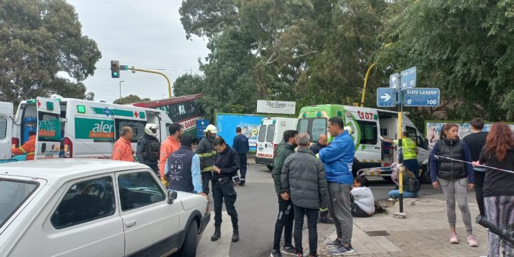 UN HOMBRE ESTÁ GRAVE LUEGO DE UN IMPACTANTE CHOQUE ENTRE UN AUTO Y UN COLECTIVO