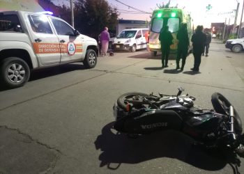 UN MOTOCICLISTA IMPACTÓ CONTRA UNA CAMIONETA Y FUE HOSPITALIZADO