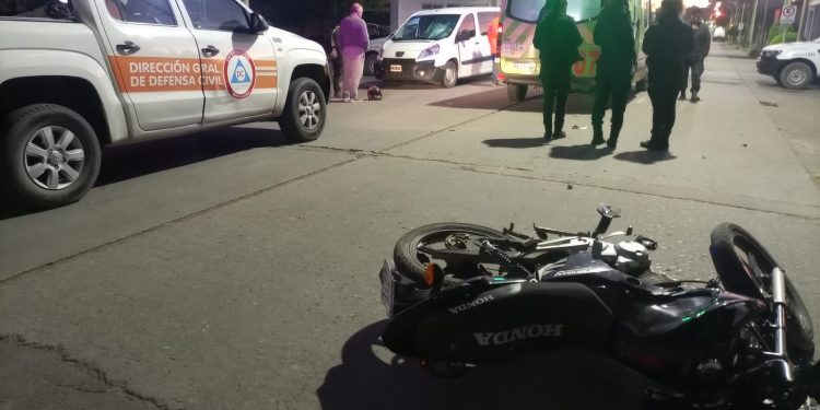 UN MOTOCICLISTA IMPACTÓ CONTRA UNA CAMIONETA Y FUE HOSPITALIZADO
