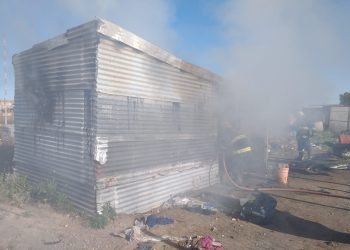 UNA CASA SE PRENDIÓ FUEGO EN ÁNGEL BRUNEL AL 2300