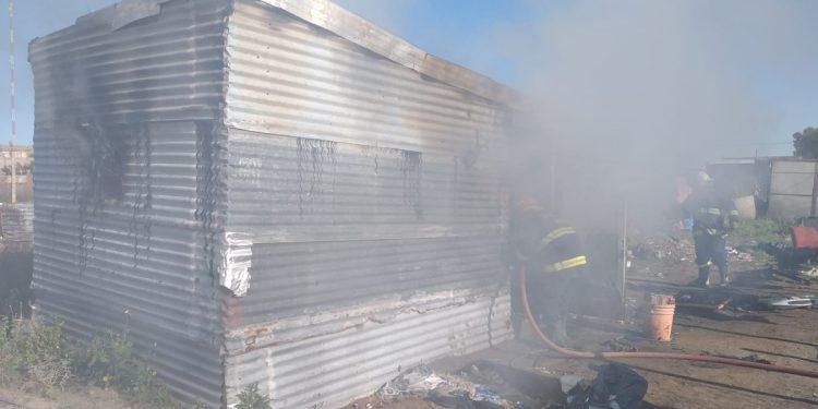 UNA CASA SE PRENDIÓ FUEGO EN ÁNGEL BRUNEL AL 2300