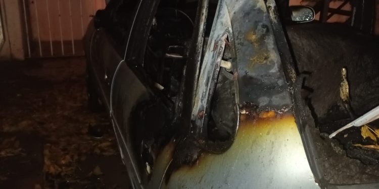UN AUTO SE INCENDIÓ CUANDO ESTABA ESTACIONADO