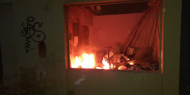 INCENDIO EN UNA VIVIENDA ABANDONADA