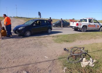 UNA NENA DE 13 AÑOS QUE IBA EN BICICLETA FUE IMPACTADA POR UN AUTO