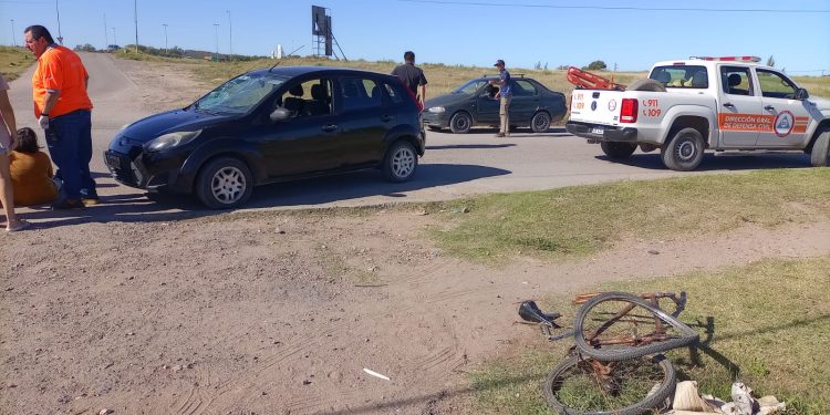 UNA NENA DE 13 AÑOS QUE IBA EN BICICLETA FUE IMPACTADA POR UN AUTO