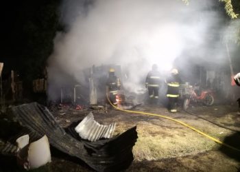UN MATRIMONIO Y SU HIJO, PERDIERON TODO EN EL INCENDIO DE SU CASA